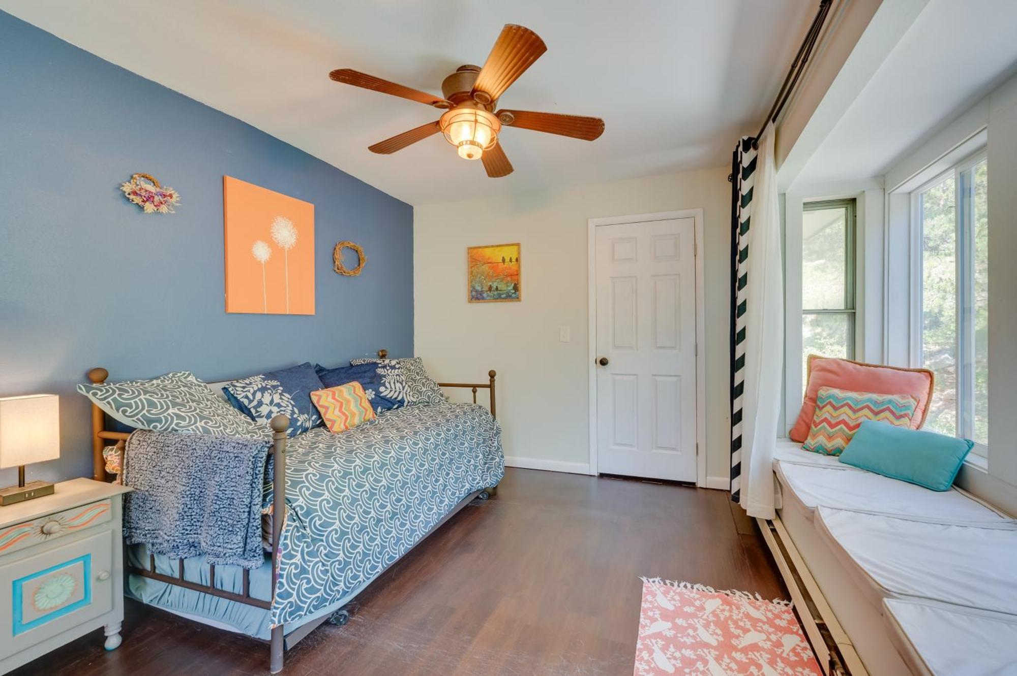 Stunning Golden Home With Deck About 35 Mi To Denver! 외부 사진