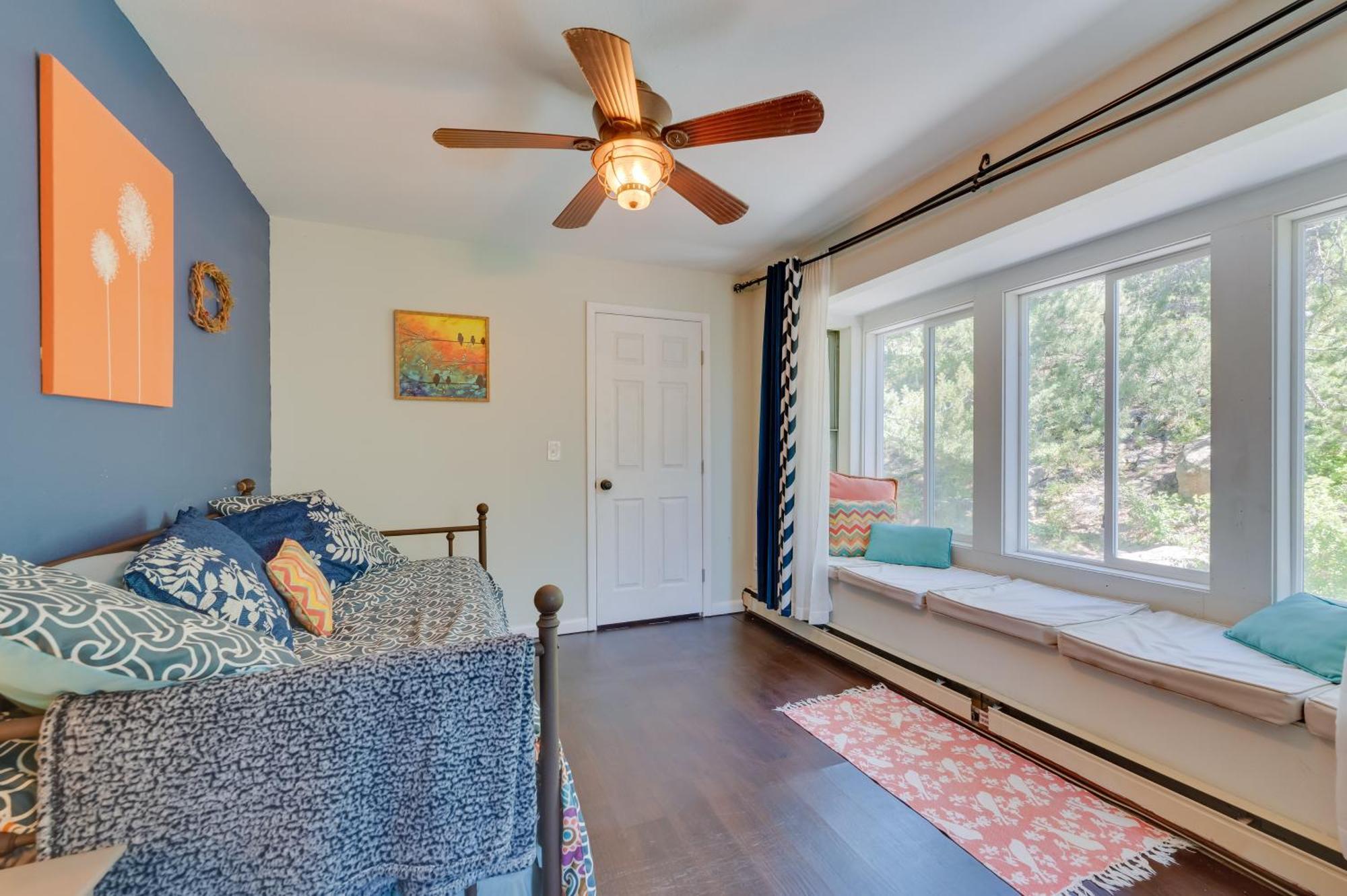 Stunning Golden Home With Deck About 35 Mi To Denver! 외부 사진