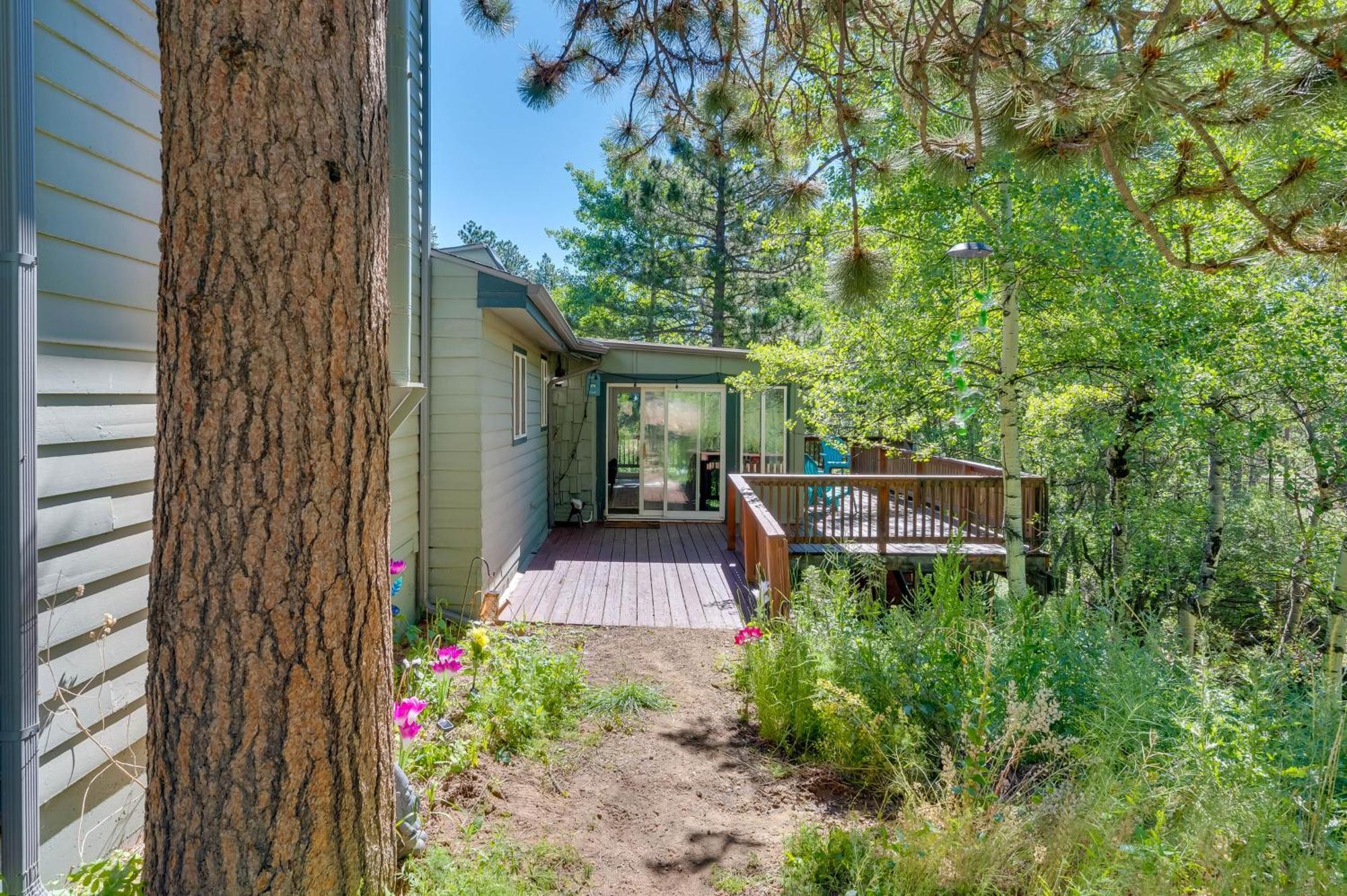 Stunning Golden Home With Deck About 35 Mi To Denver! 외부 사진