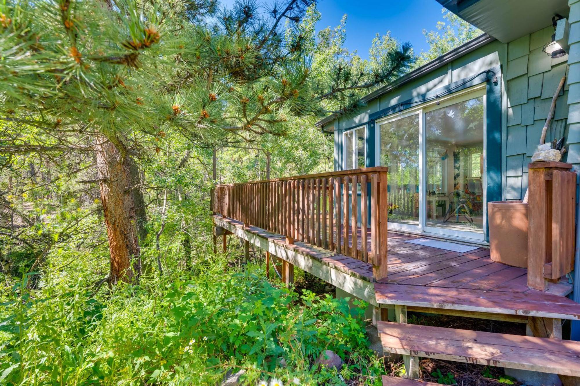 Stunning Golden Home With Deck About 35 Mi To Denver! 외부 사진